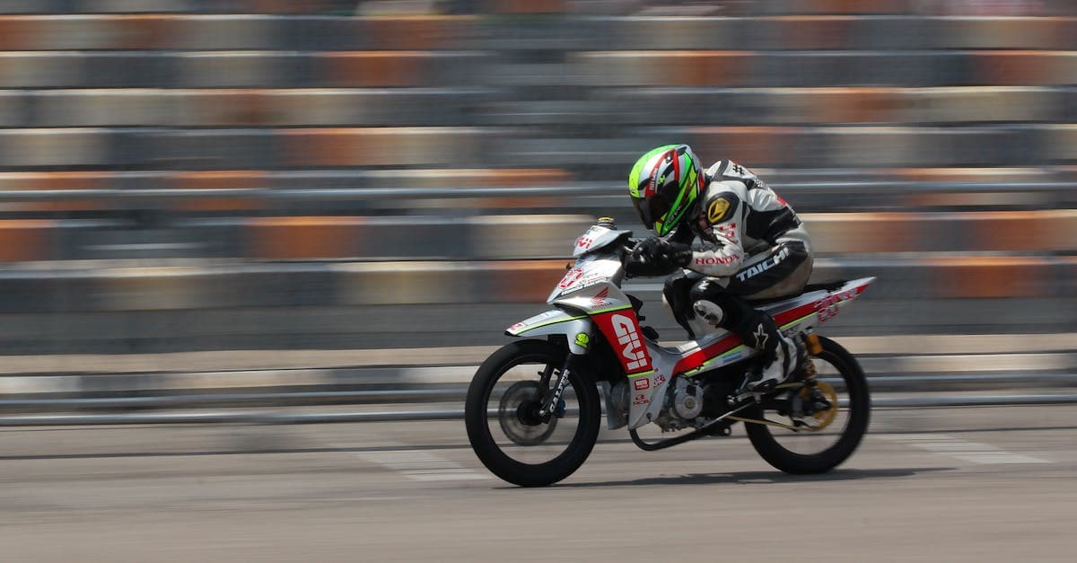 Motocicleta a alta velocidad en pista durante los test previos al inicio de la temporada MotoGP 2026