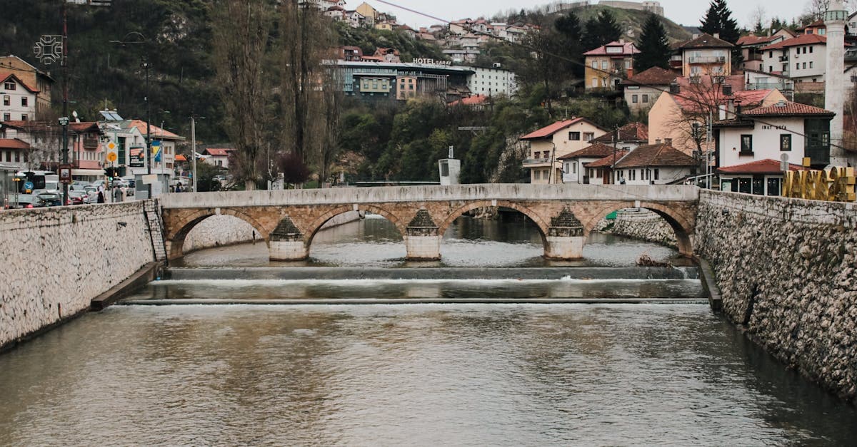 Saraybosna'nın Miljacka Nehri köprüsü balkan travel deneyiminin çıkış noktası ve simgesi