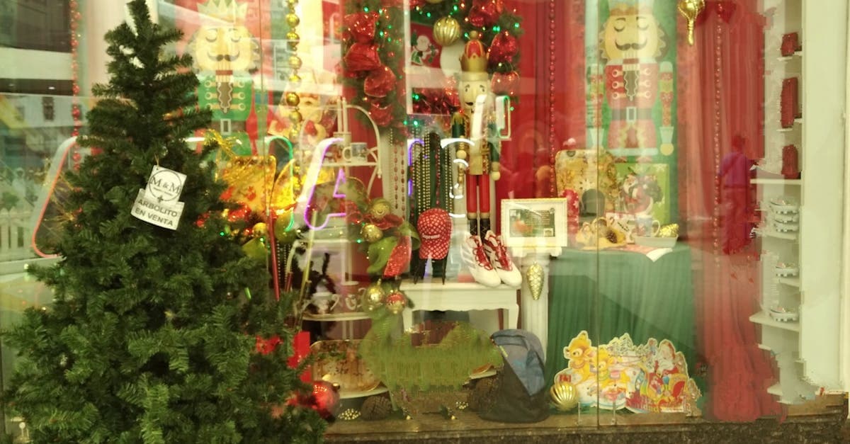 Escaparate londinense decorado con árbol y adornos navideños coloridos durante las fiestas.