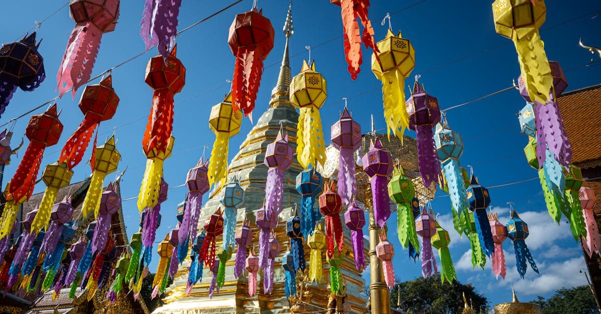 Bunte Laternen schmücken den Tempel Wat Phra That Doi Suthep, ein Highlight beim Thailand Urlaub 2026
