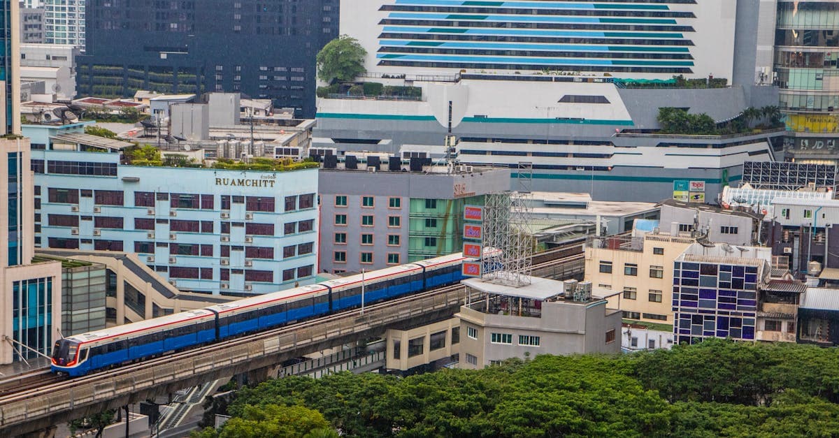 BTS Skytrain passerar genom Bangkoks moderna stadslandskap med höghus runtomkring.