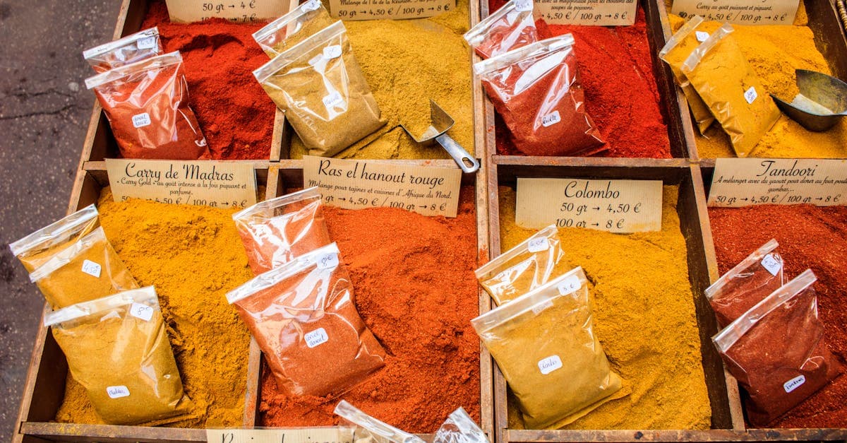 Coloridas especias de gastronomía india en mercado español mostrando ingredientes para cocina casera