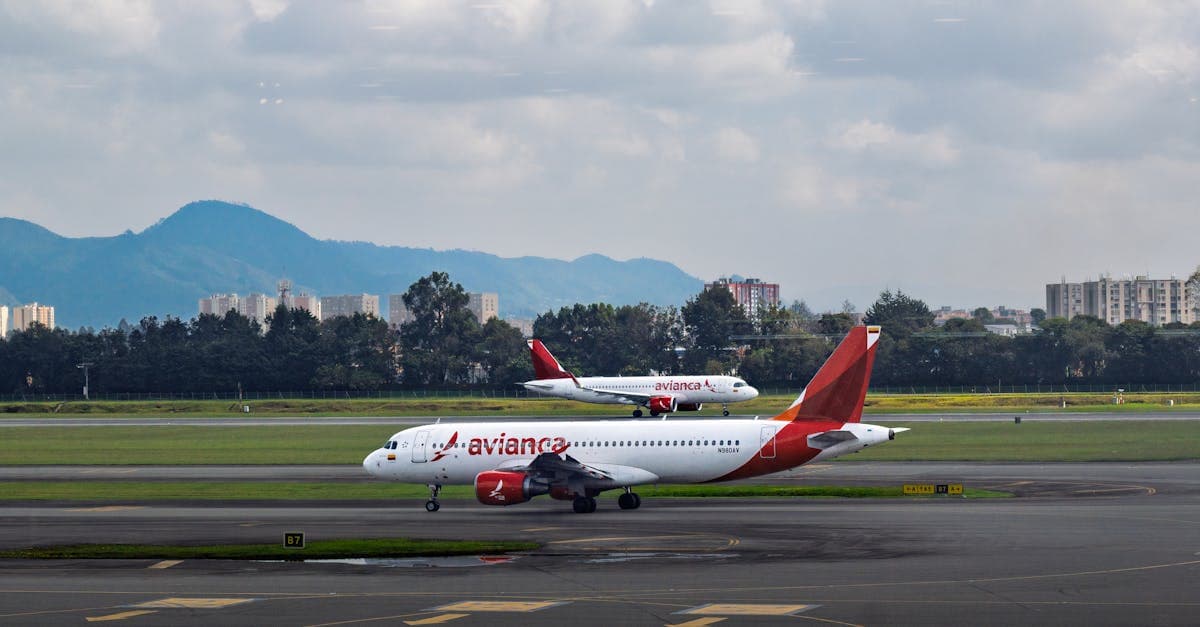 Avión de pasajeros en pista del aeropuerto de Bogotá con montañas al fondo, para vuelos a Colombia desde México