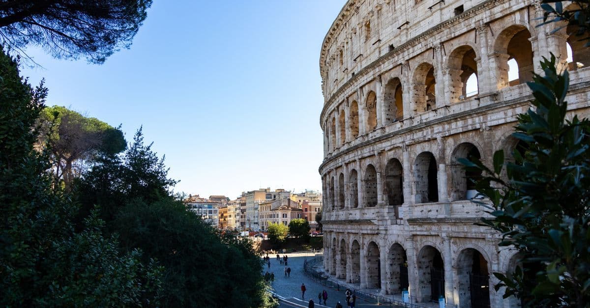 Coliseu histórico de Roma à luz do dia, cartão-postal dos pontos turísticos em Roma