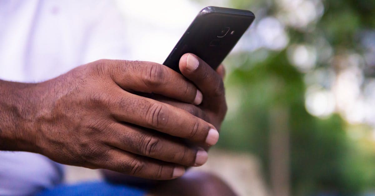 Samsung Galaxy in Händen eines Mannes im Park – eSIM und Samsung Aktie für Reisende.