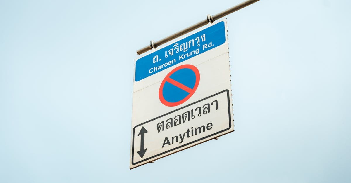 Trafikskylt på Charoen Krung Road i Bangkok med förbud mot stannande.