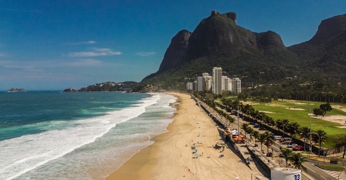 Vista aérea da Praia da Barra no Rio de Janeiro, destino onde o custo do roaming de dados importa