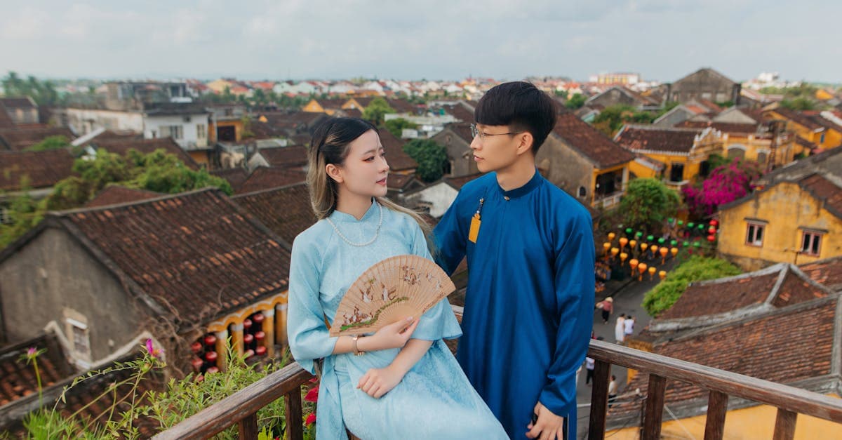 Cặp đôi mặc áo dài truyền thống tại Hội An, khám phá quyền lợi bảo hiểm du lịch quốc tế