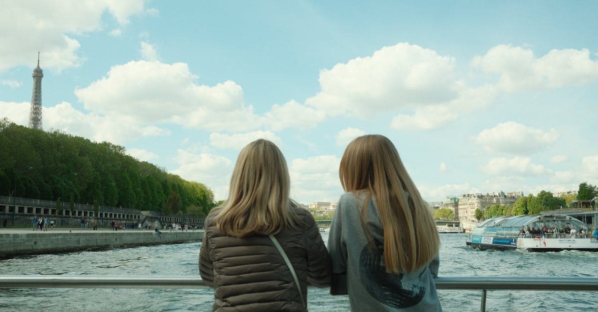 Zwei Personen genießen den Blick auf den Eiffelturm von der Seine in Paris – Bucket-List-Klassiker