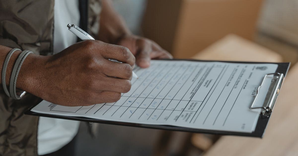 Seseorang mengisi formulir pengajuan visa schengen dari Indonesia dengan teliti menggunakan clipboard.