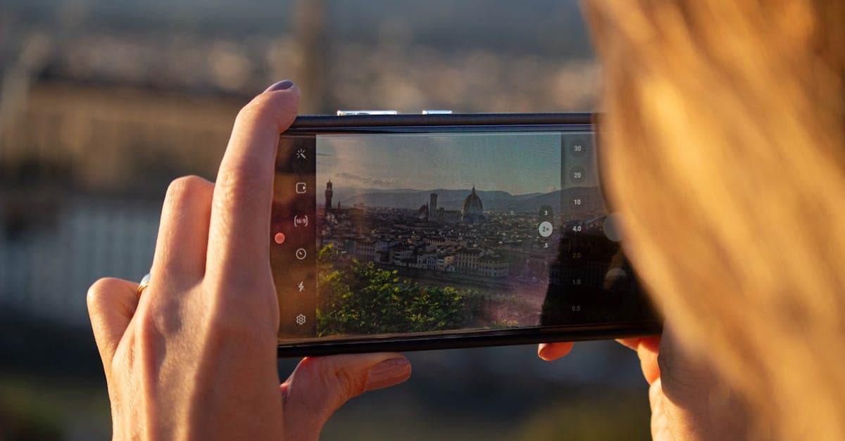 Donna fotografa il panorama di Firenze al tramonto con lo smartphone, connessa con una eSIM dati