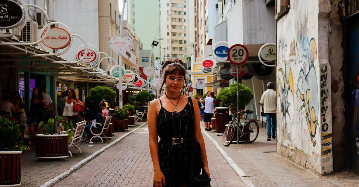 Mulher elegante em rua movimentada de Florianópolis usando eSIM de viagem sem cancelar o número brasileiro