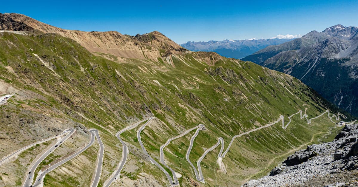 Vista aerea del Passo dello Stelvio, uno dei percorsi più scenici per un road trip sulle Alpi italiane