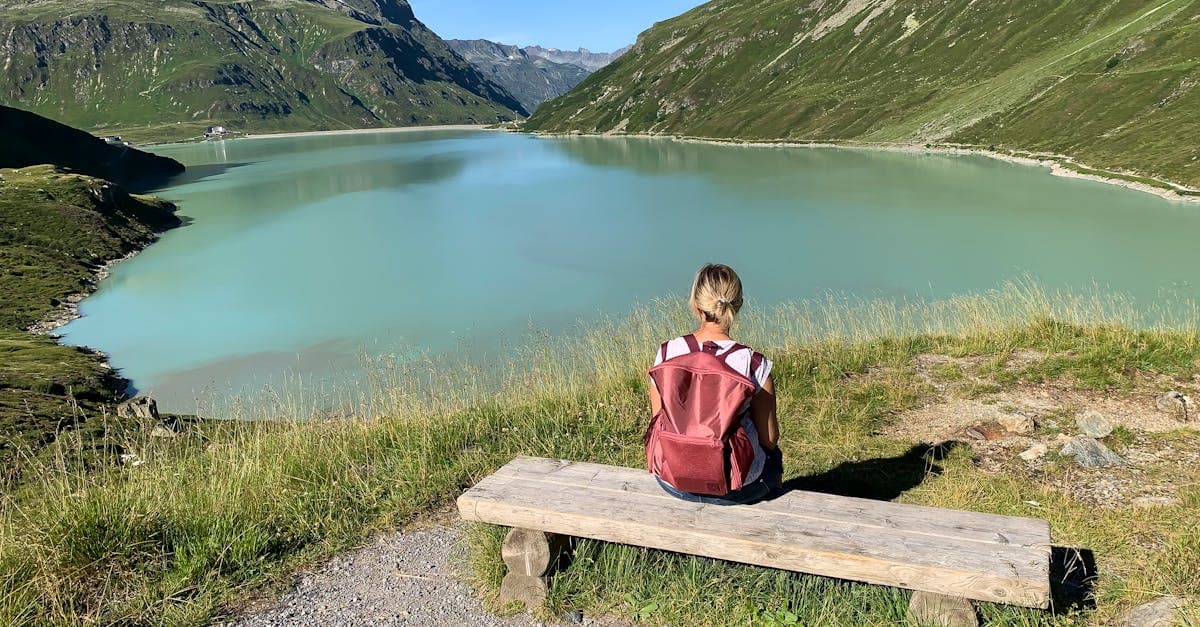 Einzelner Wanderer beim Alleinreisen genießt malerische Bergseelandschaft in Vorarlbergs Alpenregion, Österreich