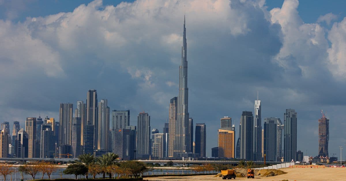 Burj Khalifa svetta sullo skyline di Dubai sotto nuvole drammatiche, domande frequenti sul meteo dubai.