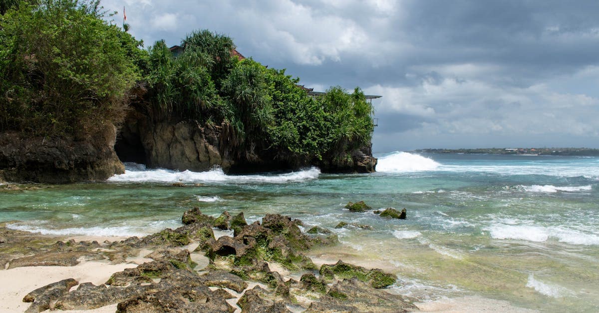 Plage de Padang à Bali avec ses eaux cristallines et sa végétation, loin des zones à risque de typhons