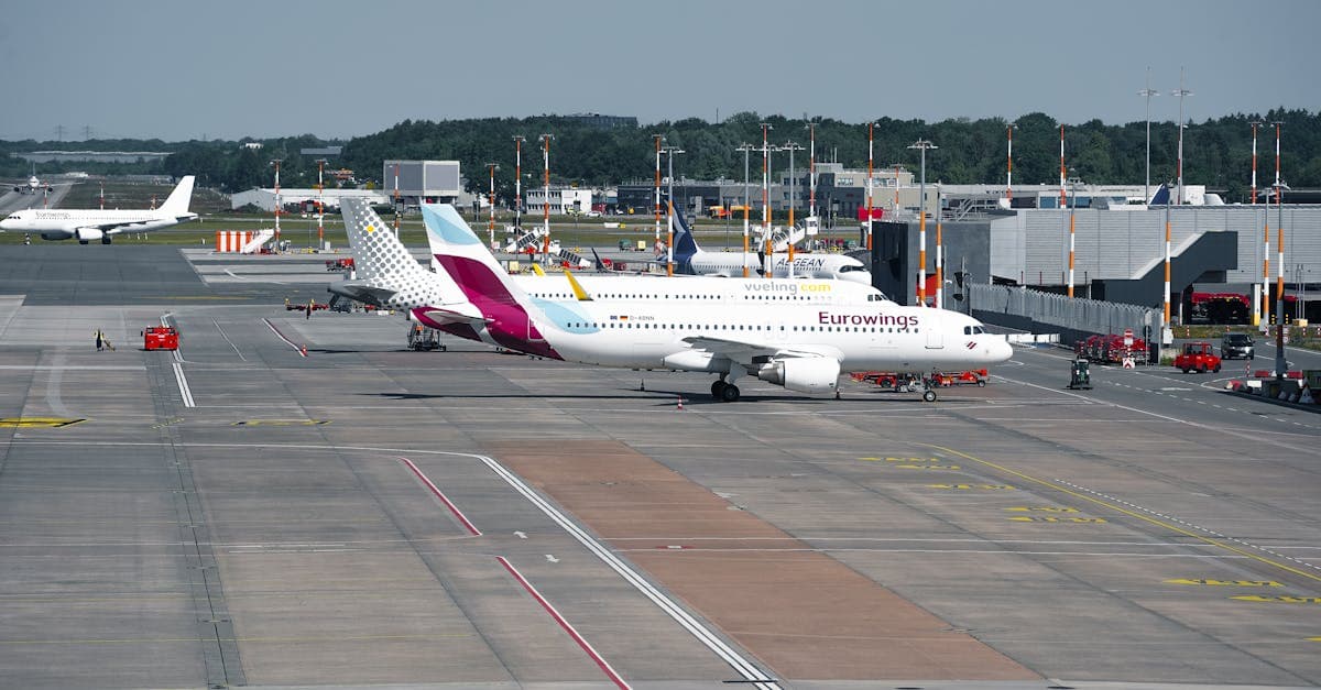 Eurowings fly på taxibane ved Hamburg Airport i bred vinkel med travl lufthavnsdrift