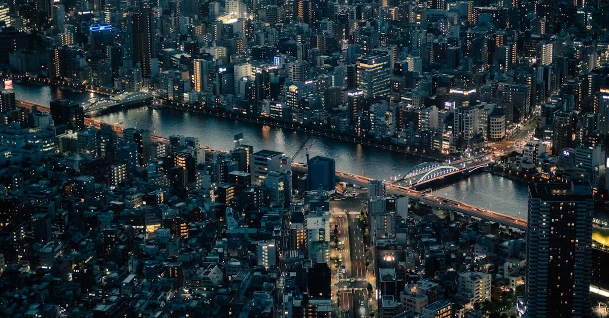 Vue aérienne nocturne de Tokyo et ses buildings illuminés, pour choisir la meilleure eSIM Japon 2026