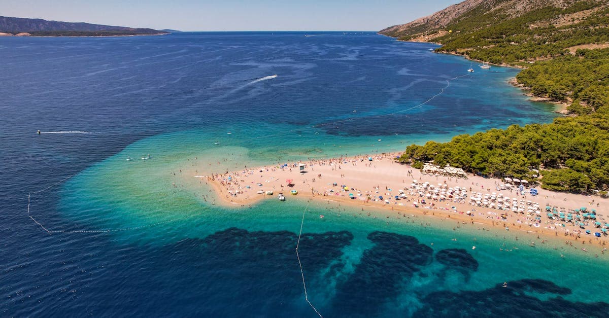 Pogoda w Chorwacji latem zachwyca — lotniczy widok na plażę Zlatni Rat z turkusowymi wodami.